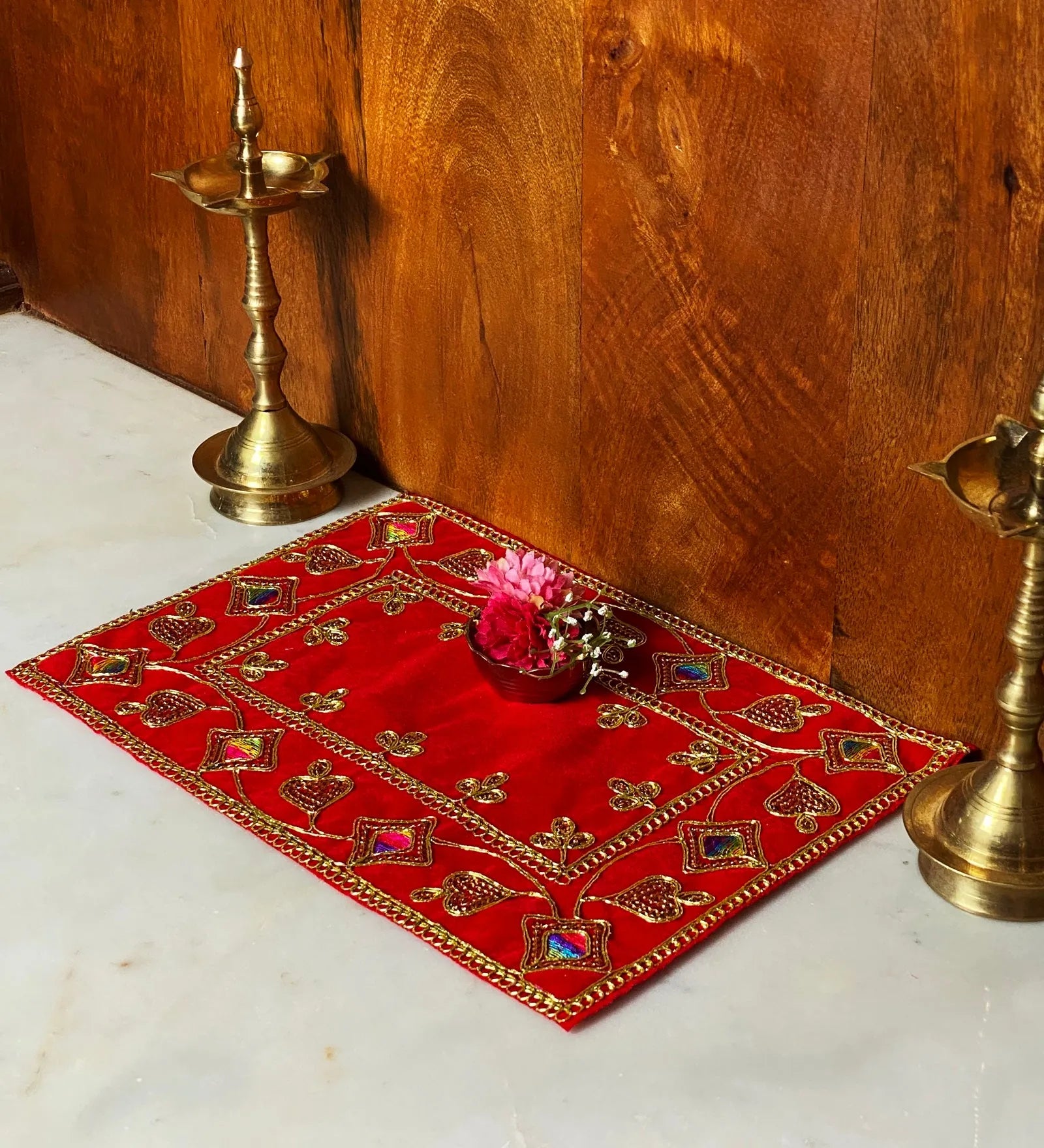 NAISHA Set Di 2 Tappetini Pooja Aasan In Velluto Rosso Con Ricamo Oro – 38x38 Cm, Per Altare, Tempio E Cerimonie Religiose